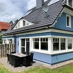 Ostseelagune Zingst, Exklusive Dhh, Strandnah, Sauna, Kamin, 3 Sz, 2 Baeder, Glasfaser, Haustierfrei, Garten Mit Suedterrasse, E-ladesaeule, 2 Stellplaetze, Strandkorb, Fahrradschuppen, Waschmaschine, Trockner, Nichtraucher Zingst