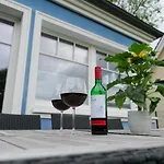 Ostseelagune Zingst, Exklusive Dhh, Strandnah, Sauna, Kamin, 3 Sz, 2 Baeder, Glasfaser, Haustierfrei, Garten Mit Suedterrasse, E-ladesaeule, 2 Stellplaetze, Strandkorb, Fahrradschuppen, Waschmaschine, Trockner, Nichtraucher Hébergement de vacances