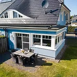 Hébergement de vacances Ostseelagune Zingst, Exklusive Dhh, Strandnah, Sauna, Kamin, 3 Sz, 2 Baeder, Glasfaser, Haustierfrei, Garten Mit Suedterrasse, E-ladesaeule, 2 Stellplaetze, Strandkorb, Fahrradschuppen, Waschmaschine, Trockner, Nichtraucher *