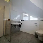 Hébergement de vacances Ostseelagune Zingst, Exklusive Dhh, Strandnah, Sauna, Kamin, 3 Sz, 2 Baeder, Glasfaser, Haustierfrei, Garten Mit Suedterrasse, E-ladesaeule, 2 Stellplaetze, Strandkorb, Fahrradschuppen, Waschmaschine, Trockner, Nichtraucher *