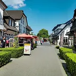 Ostseelagune Zingst, Exklusive Dhh, Strandnah, Sauna, Kamin, 3 Sz, 2 Baeder, Glasfaser, Haustierfrei, Garten Mit Suedterrasse, E-ladesaeule, 2 Stellplaetze, Strandkorb, Fahrradschuppen, Waschmaschine, Trockner, Nichtraucher * Zingst