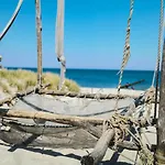 Ostseelagune Zingst, Exklusive Dhh, Strandnah, Sauna, Kamin, 3 Sz, 2 Baeder, Glasfaser, Haustierfrei, Garten Mit Suedterrasse, E-ladesaeule, 2 Stellplaetze, Strandkorb, Fahrradschuppen, Waschmaschine, Trockner, Nichtraucher Hébergement de vacances