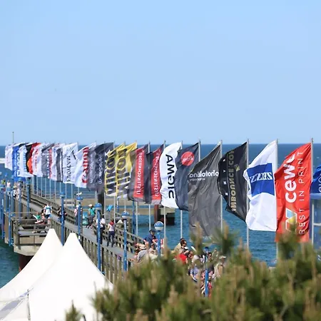 Holiday home Exklusive Dhh - Haustierfrei - Sauna - Kamin - Ostseelagune Zingst, Strandnah, 3 Sz, 2 Baeder, Glasfaser, Garten Mit Suedterrasse, E-ladesaeule, 2 Stellplaetze, Strandkorb, Fahrradschuppen, Waschmaschine, Trockner, Nichtraucher