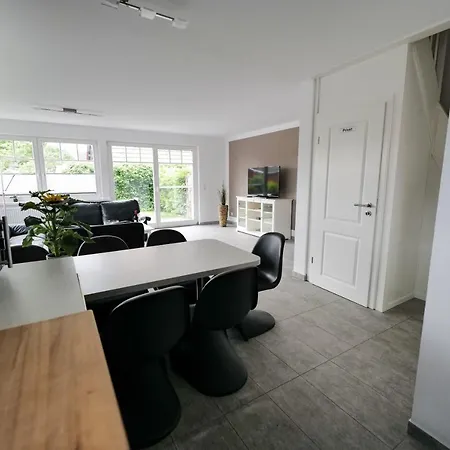 Holiday home Ostseelagune Zingst, Exklusive Dhh, Strandnah, Sauna, Kamin, 3 Sz, 2 Baeder, Glasfaser, Garten Mit Suedterrasse, E-ladesaeule, 2 Stellplaetze, Strandkorb, Fahrradschuppen, Waschmaschine, Trockner