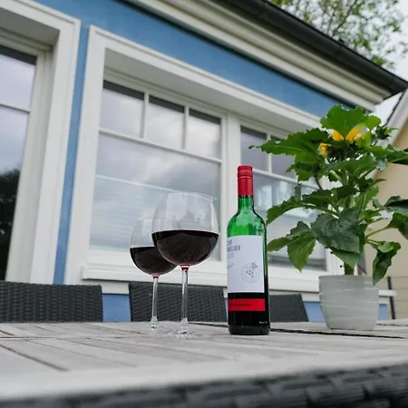 Ostseelagune Zingst, Exklusive Dhh, Strandnah, Sauna, Kamin, 3 Sz, 2 Baeder, Glasfaser, Haustierfrei, Garten Mit Suedterrasse, E-ladesaeule, 2 Stellplaetze, Strandkorb, Fahrradschuppen, Waschmaschine, Trockner, Nichtraucher 度假居