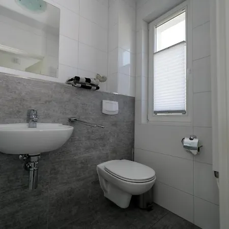 Ostseelagune Zingst, Exklusive Dhh, Strandnah, Sauna, Kamin, 3 Sz, 2 Baeder, Glasfaser, Garten Mit Suedterrasse, E-ladesaeule, 2 Stellplaetze, Strandkorb, Fahrradschuppen, Waschmaschine, Trockner