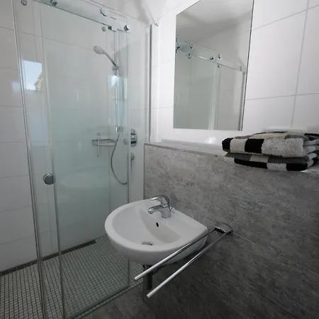 Ostseelagune Zingst, Exklusive Dhh, Strandnah, Sauna, Kamin, 3 Sz, 2 Baeder, Glasfaser, Garten Mit Suedterrasse, E-ladesaeule, 2 Stellplaetze, Strandkorb, Fahrradschuppen, Waschmaschine, Trockner * Zingst
