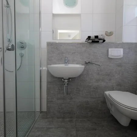 Semesterbostad Ostseelagune Zingst, Exklusive Dhh, Strandnah, Sauna, Kamin, 3 Sz, 2 Baeder, Glasfaser, Haustierfrei, Garten Mit Suedterrasse, E-ladesaeule, 2 Stellplaetze, Strandkorb, Fahrradschuppen, Waschmaschine, Trockner, Nichtraucher