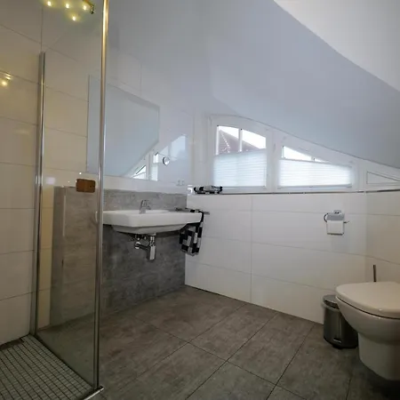 Holiday home Ostseelagune Zingst, Exklusive Dhh, Strandnah, Sauna, Kamin, 3 Sz, 2 Baeder, Glasfaser, Garten Mit Suedterrasse, E-ladesaeule, 2 Stellplaetze, Strandkorb, Fahrradschuppen, Waschmaschine, Trockner *