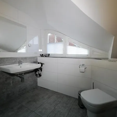 Ostseelagune Zingst, Exklusive Dhh, Strandnah, Sauna, Kamin, 3 Sz, 2 Baeder, Glasfaser, Garten Mit Suedterrasse, E-ladesaeule, 2 Stellplaetze, Strandkorb, Fahrradschuppen, Waschmaschine, Trockner Holiday home *