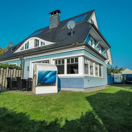 Exklusive Dhh - Haustierfrei - Sauna - Kamin - Ostseelagune Zingst, Strandnah, 3 Sz, 2 Baeder, Glasfaser, Garten Mit Suedterrasse, E-ladesaeule, 2 Stellplaetze, Strandkorb, Fahrradschuppen, Waschmaschine, Trockner, Nichtraucher Holiday home *